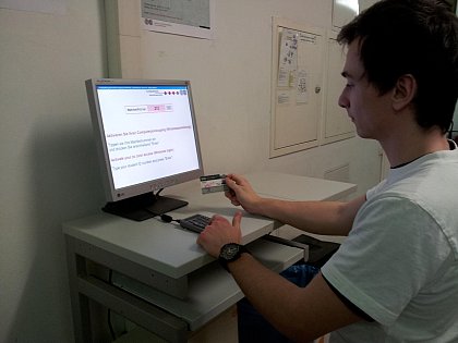 Student lässt sich einmalig für die Nutzung öffentlicher Pools am Terminal freischalten.